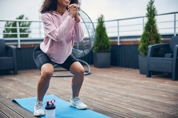 穿着体操服的年轻女子在春天享受户外运动图片下载