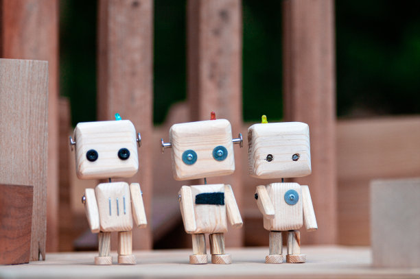 DIY木制玩具机器人。生态技术的概念。可回收的材料。图片下载