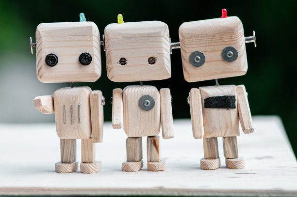 DIY木制玩具机器人。生态技术的概念。可回收的材料。图片下载