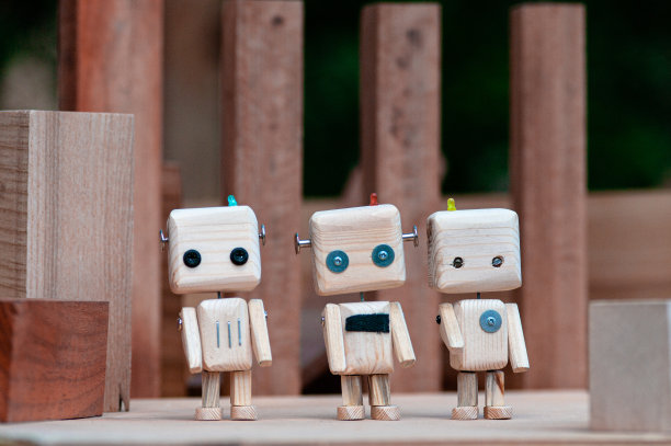 DIY木制玩具机器人。生态技术的概念。可回收的材料。图片下载