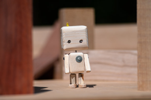 DIY木制玩具机器人。生态技术的概念。可回收的材料。图片下载