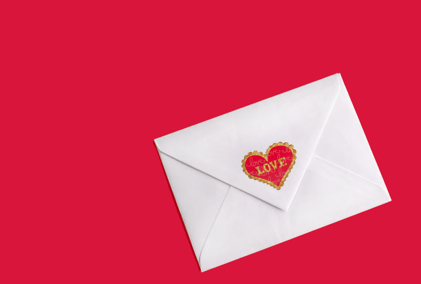 白色的信封上有一颗红色的心。图片下载