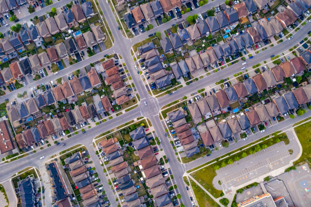 鸟瞰图Purpleville, Kleinburg在特斯顿路和400高速公路，独立和复式住宅在伍德布里奇沃恩，安大略省，加拿大图片下载