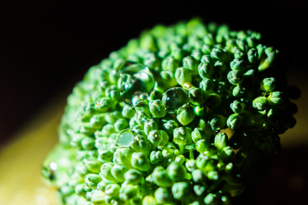 花椰菜卷心菜的特写在一个黑色的前图片下载