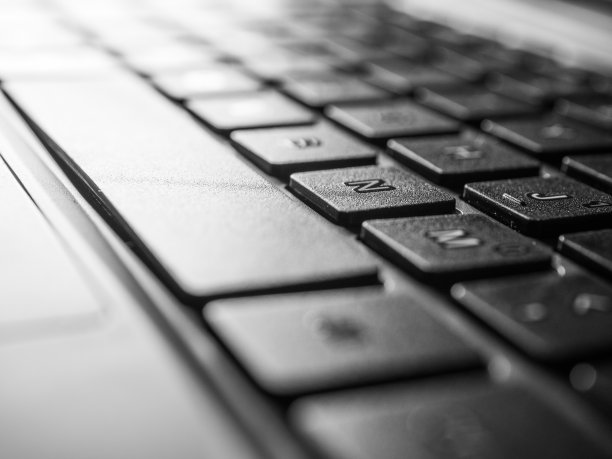 键盘白色，灰色，黑色笔记本电脑。笔记本电脑键盘。图片下载