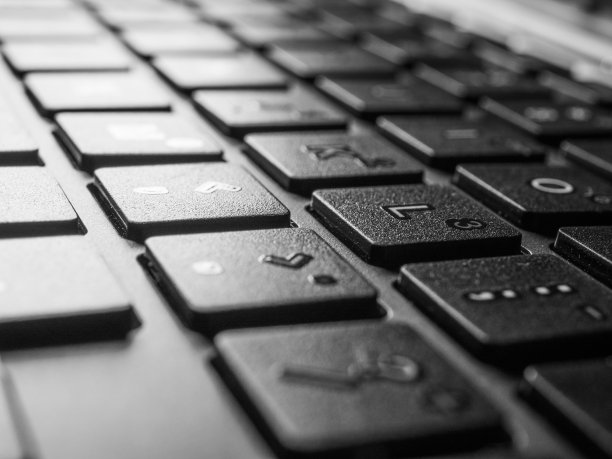 键盘白色，灰色，黑色笔记本电脑。笔记本电脑键盘。图片下载