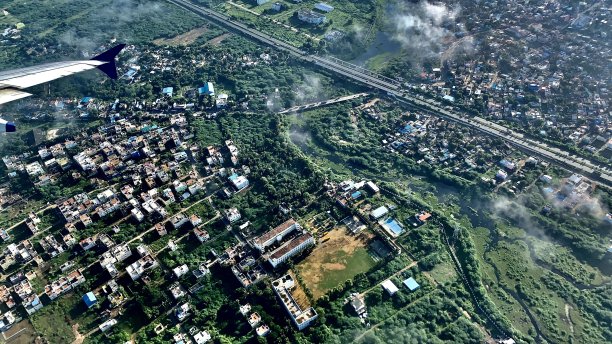 从飞机上鸟瞰这座城市图片下载