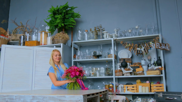 专业花艺师在工作室拿花束并检查花束图片下载