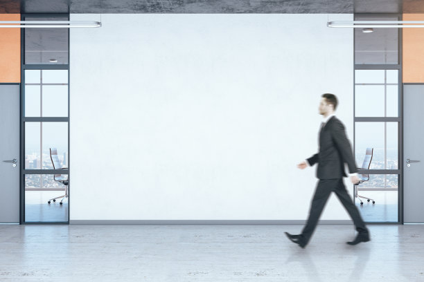 商人走进办公室大厅图片下载