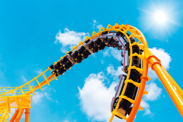 在新型冠状病毒(Covid-19)大流行期间，主题公园里的过山车火车车厢没有人测试轨道到天空的高弯曲和扭曲，为人们带来刺激的乐趣图片下载