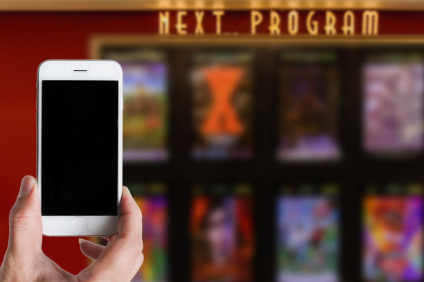 在电影院用手机App预订电影票图片下载