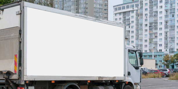 载货卡车商业海报车身侧面的空白白色广告横幅，展示了汽车企业的营销理念图片下载