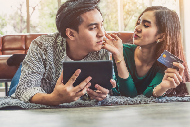 年轻夫妇使用信用卡网购图片下载