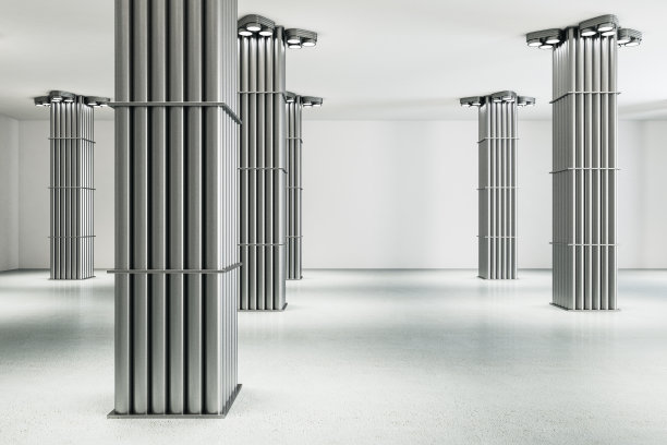 银色管柱和空白墙的现代画廊内部。图片下载