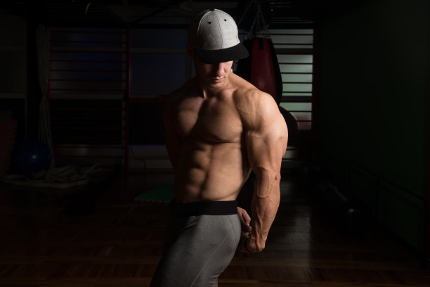 健美男子展示他训练有素的身体图片下载