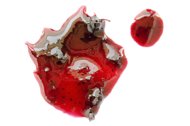 蓝莓果酱，白色背景，俯视图。白色背景上孤立的红色果酱斑点。俯视图，有蓝莓的污渍。红莓果酱。白色背景上的果酱污渍。图片下载