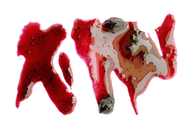 蓝莓果酱，白色背景，俯视图。白色背景上孤立的红色果酱斑点。俯视图，有蓝莓的污渍。红莓果酱。白色背景上的果酱污渍。图片下载