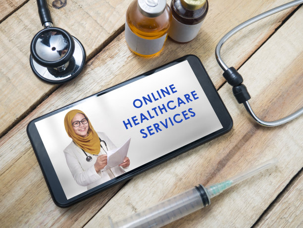 概念在线医疗保健服务，显示智能手机应用与穆斯林女医生图片下载