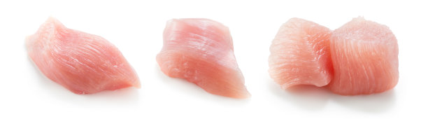 鸡胸肉孤立。生鸡胸肉块。家禽生。切成方块的鸡肉套装。图片下载