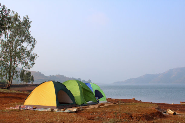 湖边集体露营图片下载