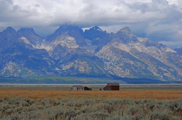 乌云下的大提顿图片下载