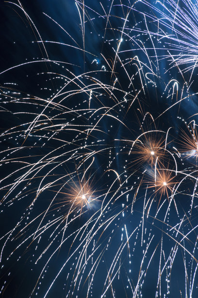 巨大明亮的烟花在夜空中图片下载