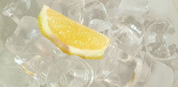 新鲜柠檬片加冰块图片下载