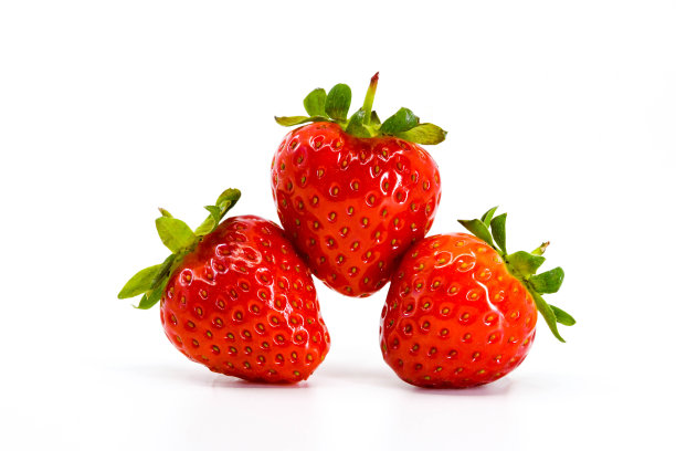 白色背景上的草莓。没有人。图片下载