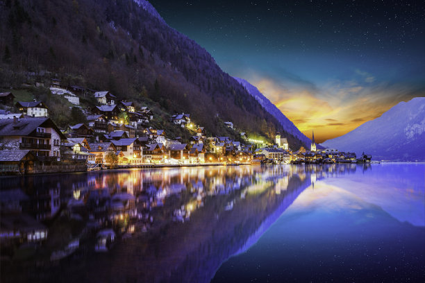 哈尔斯塔特村晚上在奥地利阿尔卑斯山与星星的天空图片下载