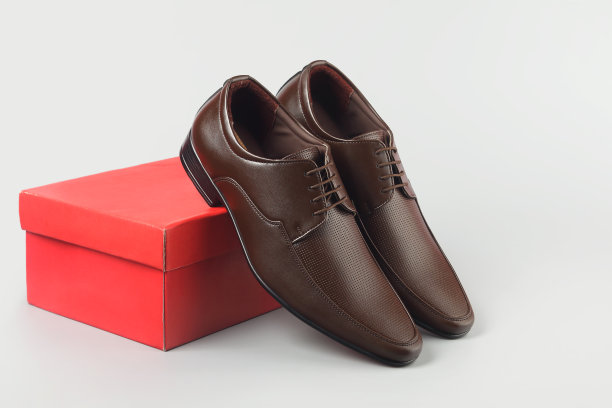 印度制造的男士皮鞋与盒子图片下载
