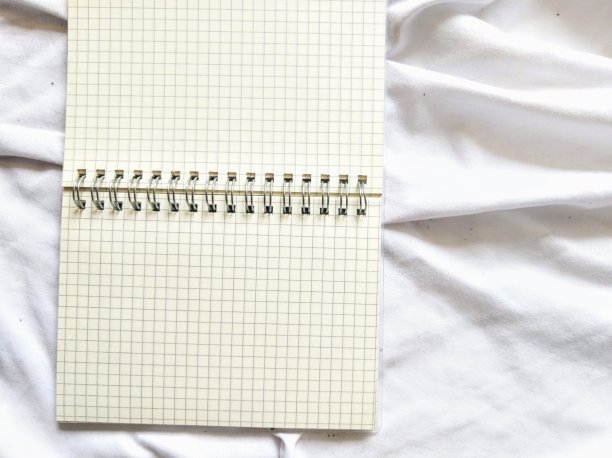 白色方形笔记本(固定)抽象白色背景图片下载