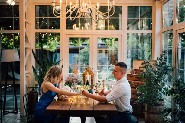 乡村别墅的浪漫晚餐。蜜月。图片下载