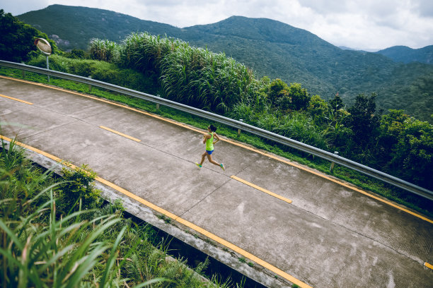 健康的生活方式健身女性跑步在山顶小径图片下载