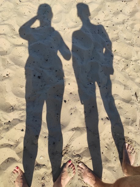 沙滩上人们的剪影图片下载