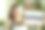 微笑的女企业主展示了开放的标志和大拇指图片下载