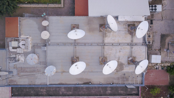 用于通信和电视广播的卫星天线。移动通信天线。图片下载