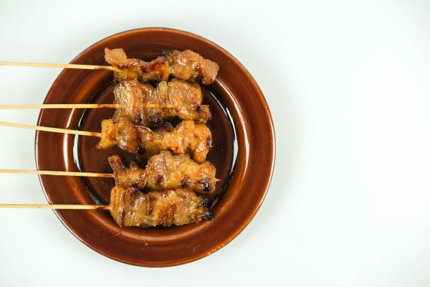 猪肉滑串烧烤照片上的白色背景图片下载