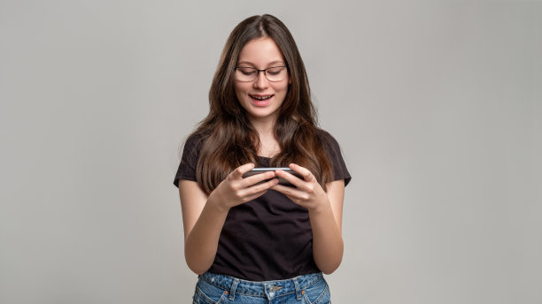 在线娱乐逗女人看手机图片下载