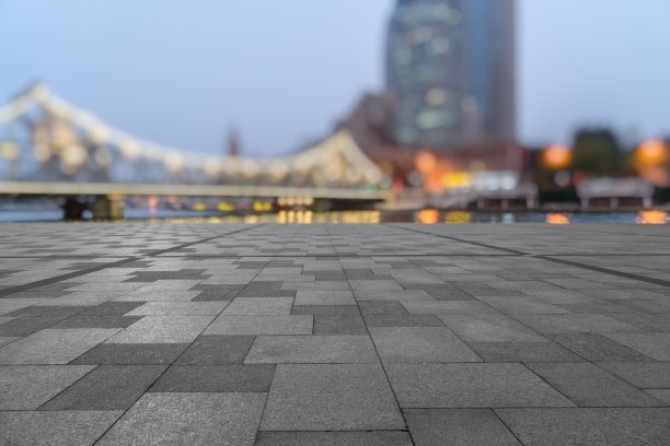 空瓷砖地板与模糊的城市景观的背景图片下载