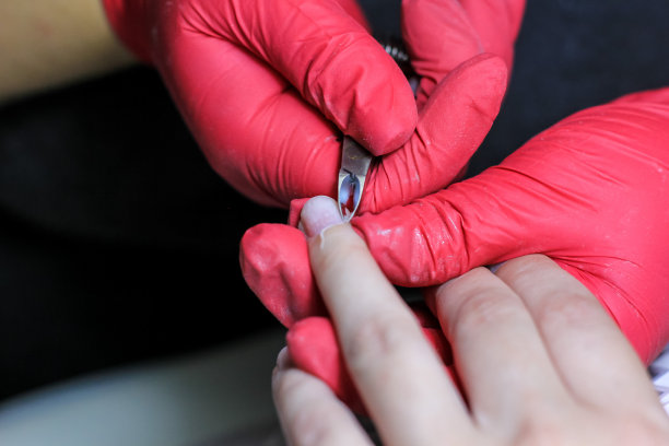 女性手在美容院专业修甲过程中，特写。美丽、健康、时尚的概念。图片下载