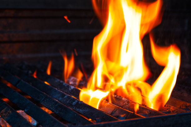 烤架上的火图片下载