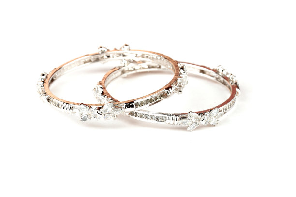 钻石手链在白色孤立的背景，钻石首饰，钻石手镯，钻石首饰图片下载