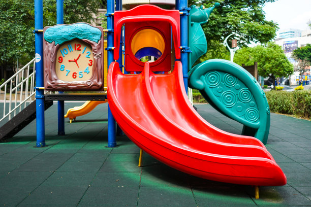 红色滑梯的特写。五颜六色的儿童游乐场。公园里的游乐设备。图片下载