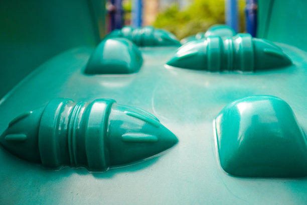 绿色攀爬游戏设备。五颜六色的儿童游乐场。公园里的游乐设备。查找。图片下载