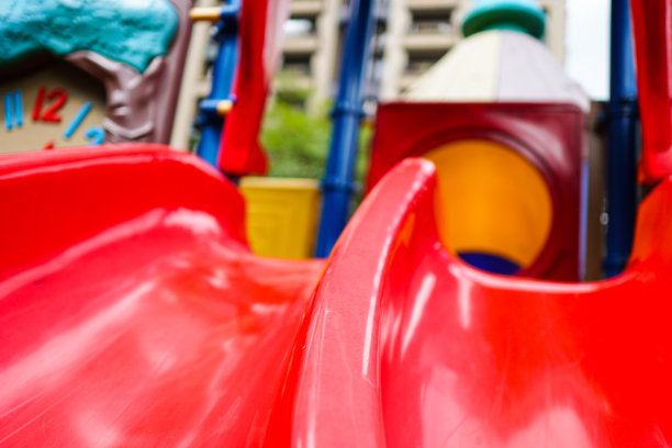 红色滑梯的特写。五颜六色的儿童游乐场。公园里的游乐设备。查找。图片下载