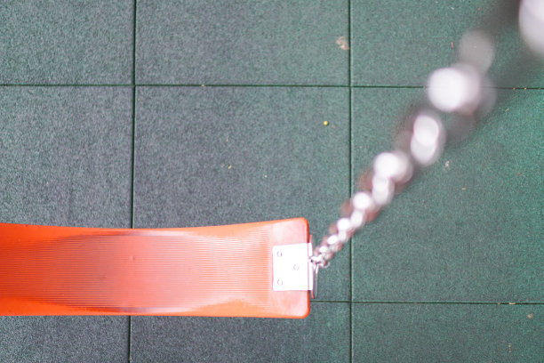 Swing的近景。五颜六色的儿童游乐场。公园里的游乐设备。在看。图片下载