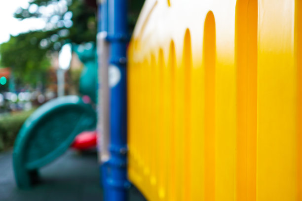 五颜六色的儿童游乐场。公园里的游乐设备。主题在右边。图片下载