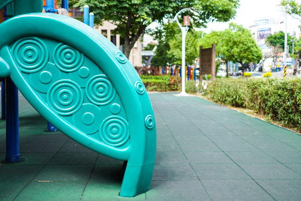 绿色攀爬游戏设备。五颜六色的儿童游乐场。公园里的游乐设备。主题在左边。图片下载