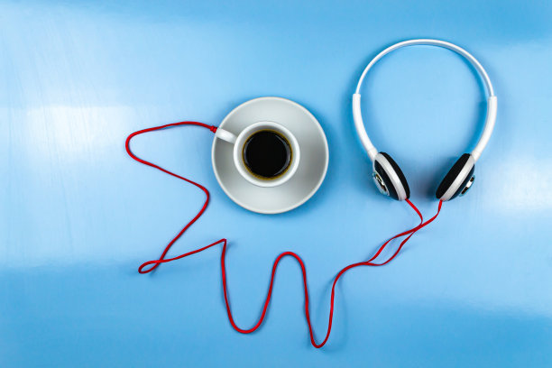 一杯咖啡和白色耳机图片下载