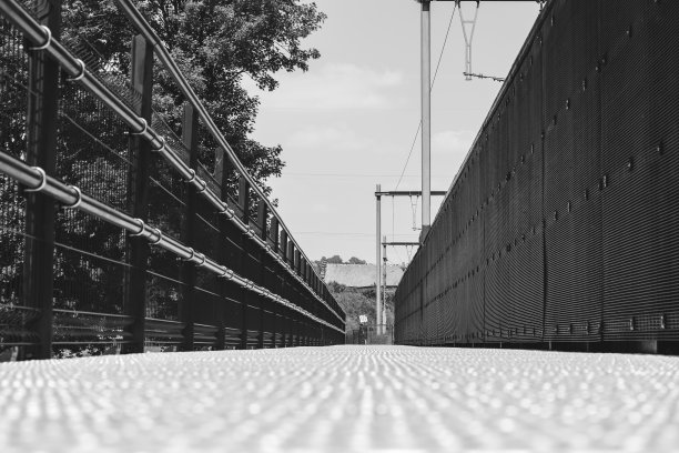 乡间黑白相间的人行道图片下载